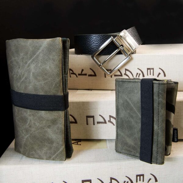 Tabaquera Guggiari para tabaco de liar, funda de cuero y tela con compartimentos, color verde